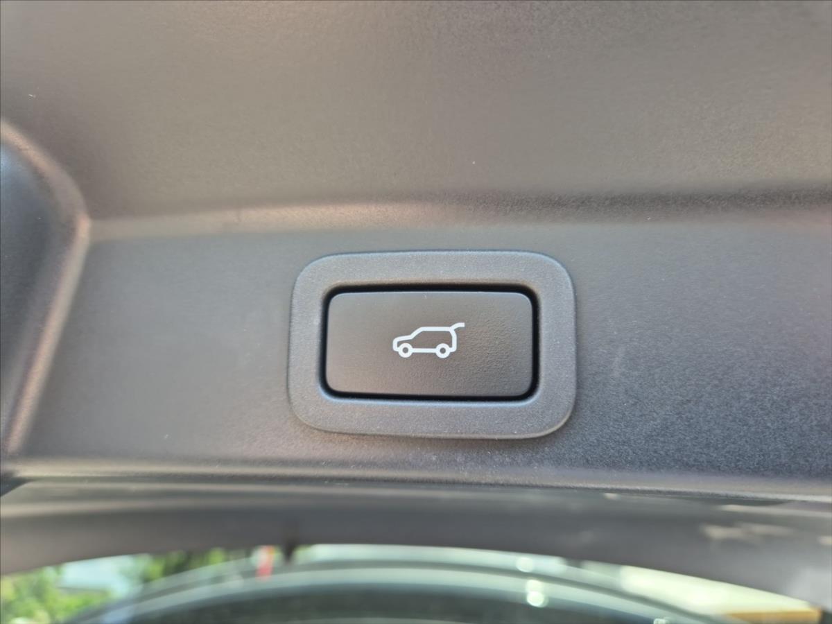 Jaguar F-Pace 5,0 V8 AWD SVR 405 kW Jaguar F-Pace 5,0 V8 AWD SVR 405 kW