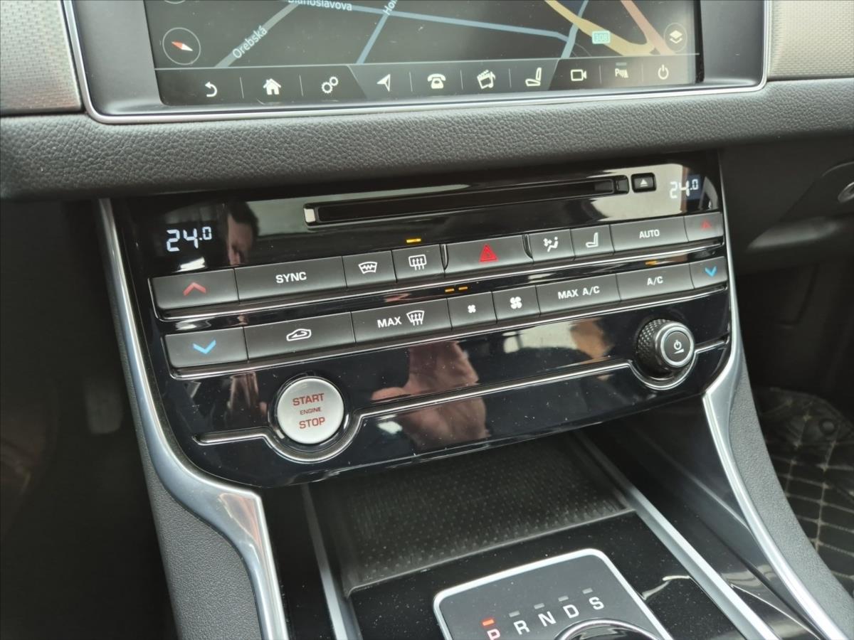 Jaguar XF 3,0 30d R-SPORT Jaguar XF 3,0 30d R-SPORT