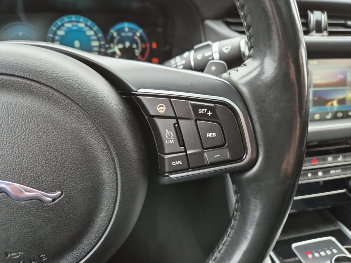 Jaguar XF 3,0 30d R-SPORT Jaguar XF 3,0 30d R-SPORT