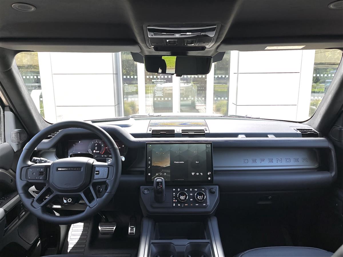 Land Rover Defender 4,4 110 OCTA P635 V8 AWD Land Rover Defender 4,4 110 OCTA P635 V8 AWD