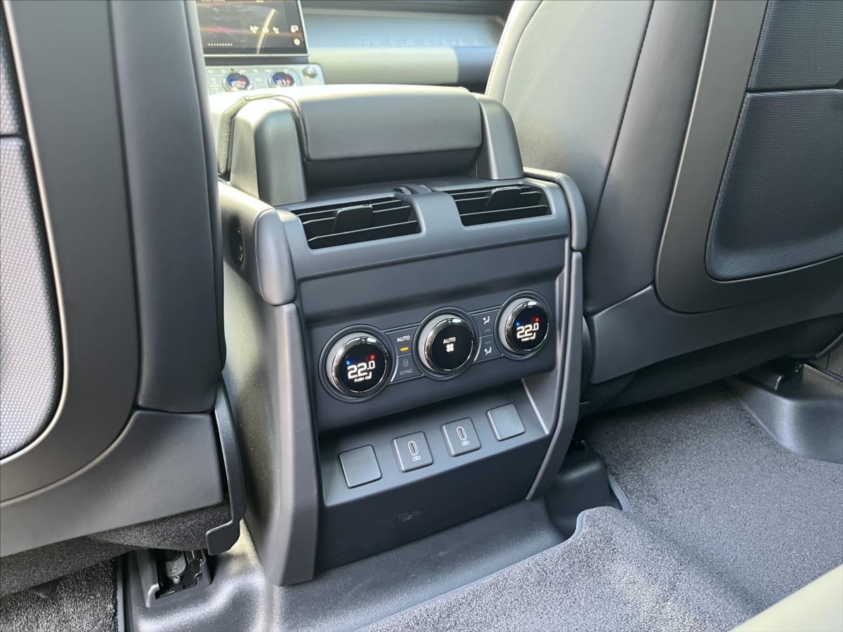 Land Rover Defender 4,4 110 OCTA P635 V8 AWD Land Rover Defender 4,4 110 OCTA P635 V8 AWD