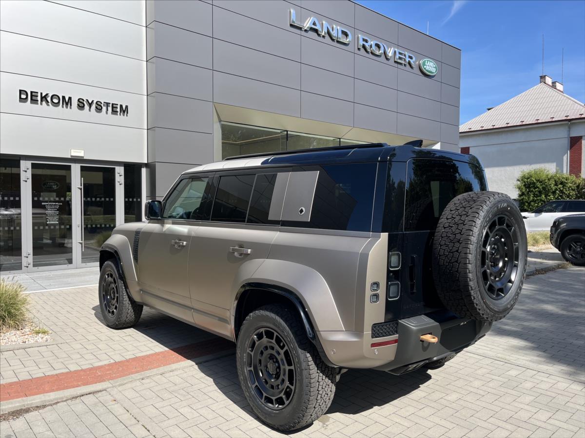 Land Rover Defender 4,4 110 OCTA P635 V8 AWD Land Rover Defender 4,4 110 OCTA P635 V8 AWD