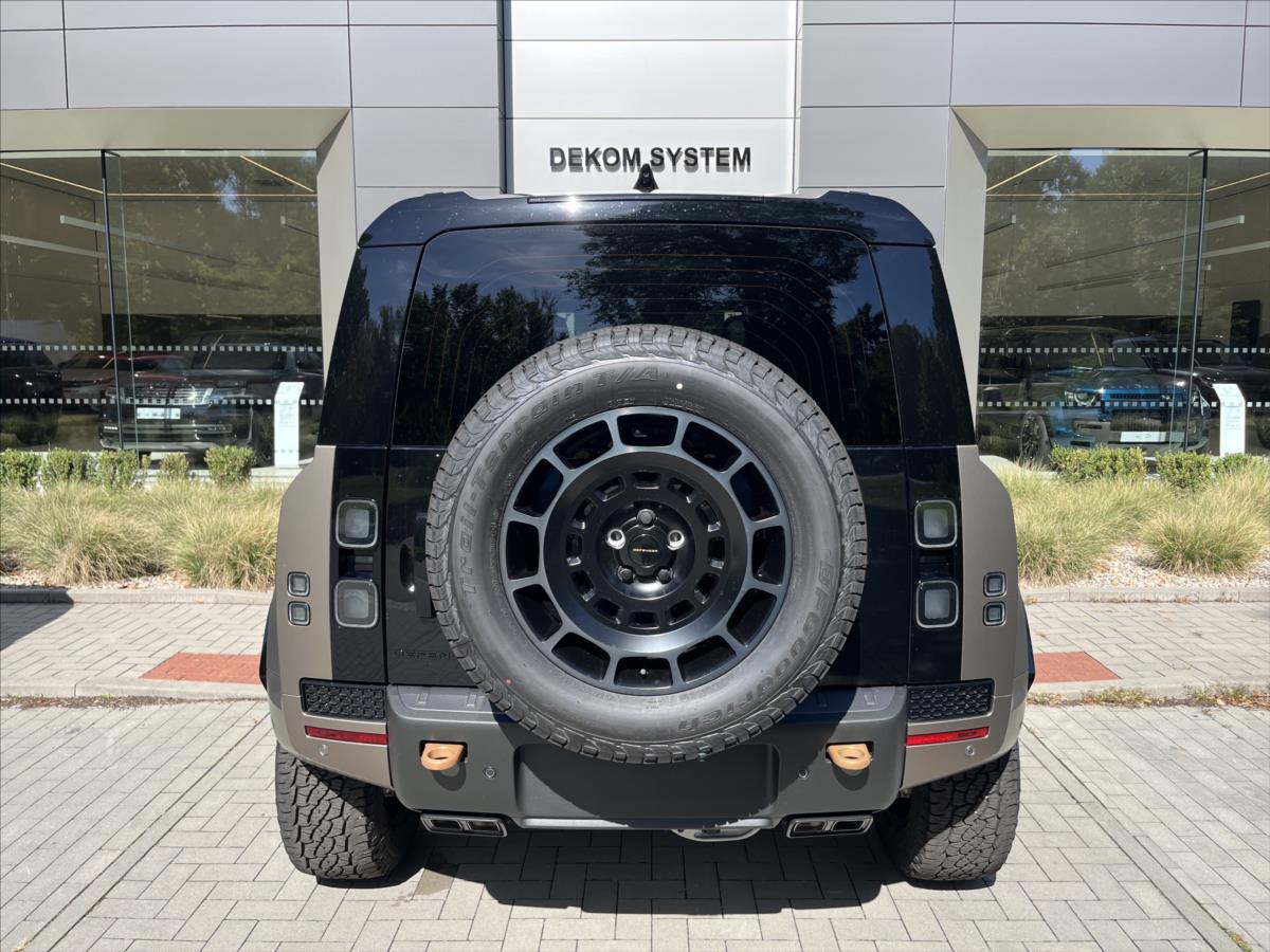 Land Rover Defender 4,4 110 OCTA P635 V8 AWD Land Rover Defender 4,4 110 OCTA P635 V8 AWD