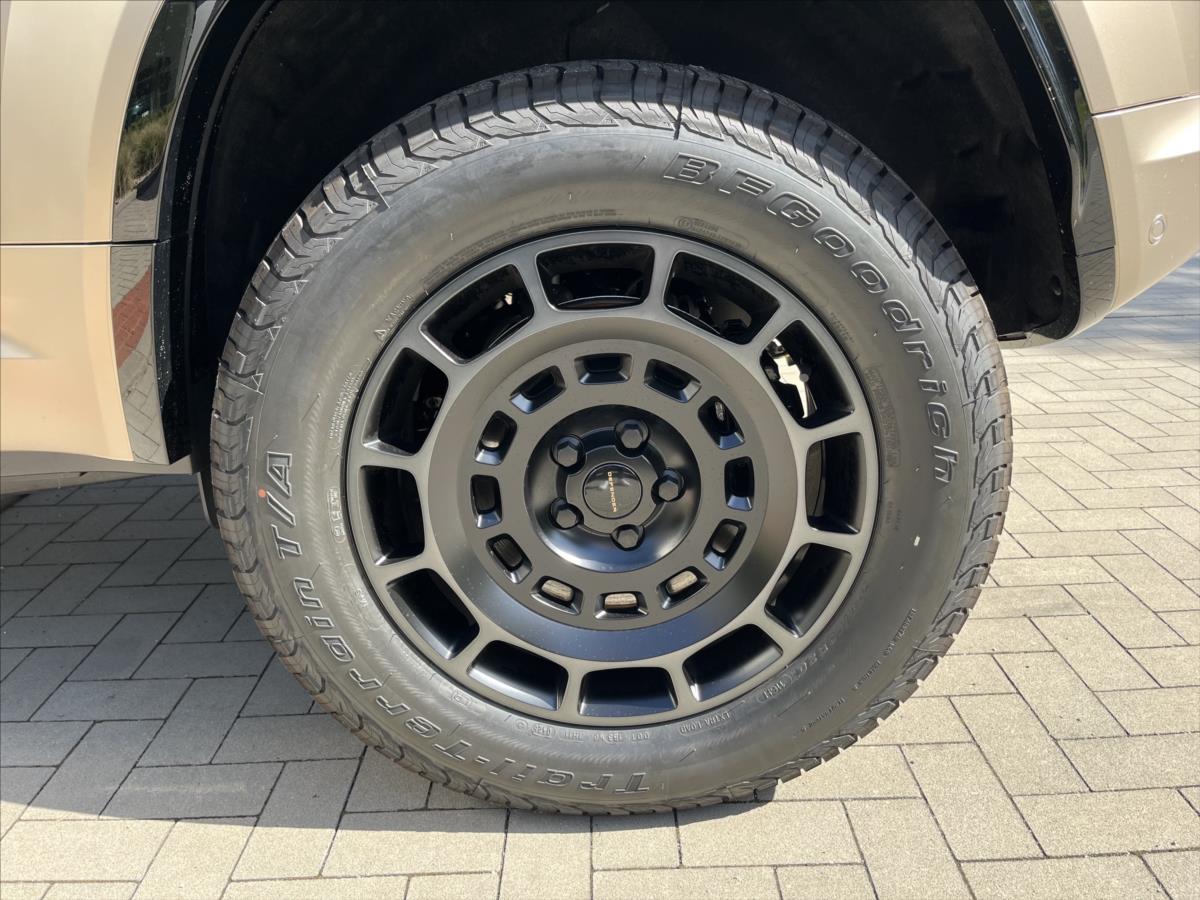 Land Rover Defender 4,4 110 OCTA P635 V8 AWD Land Rover Defender 4,4 110 OCTA P635 V8 AWD