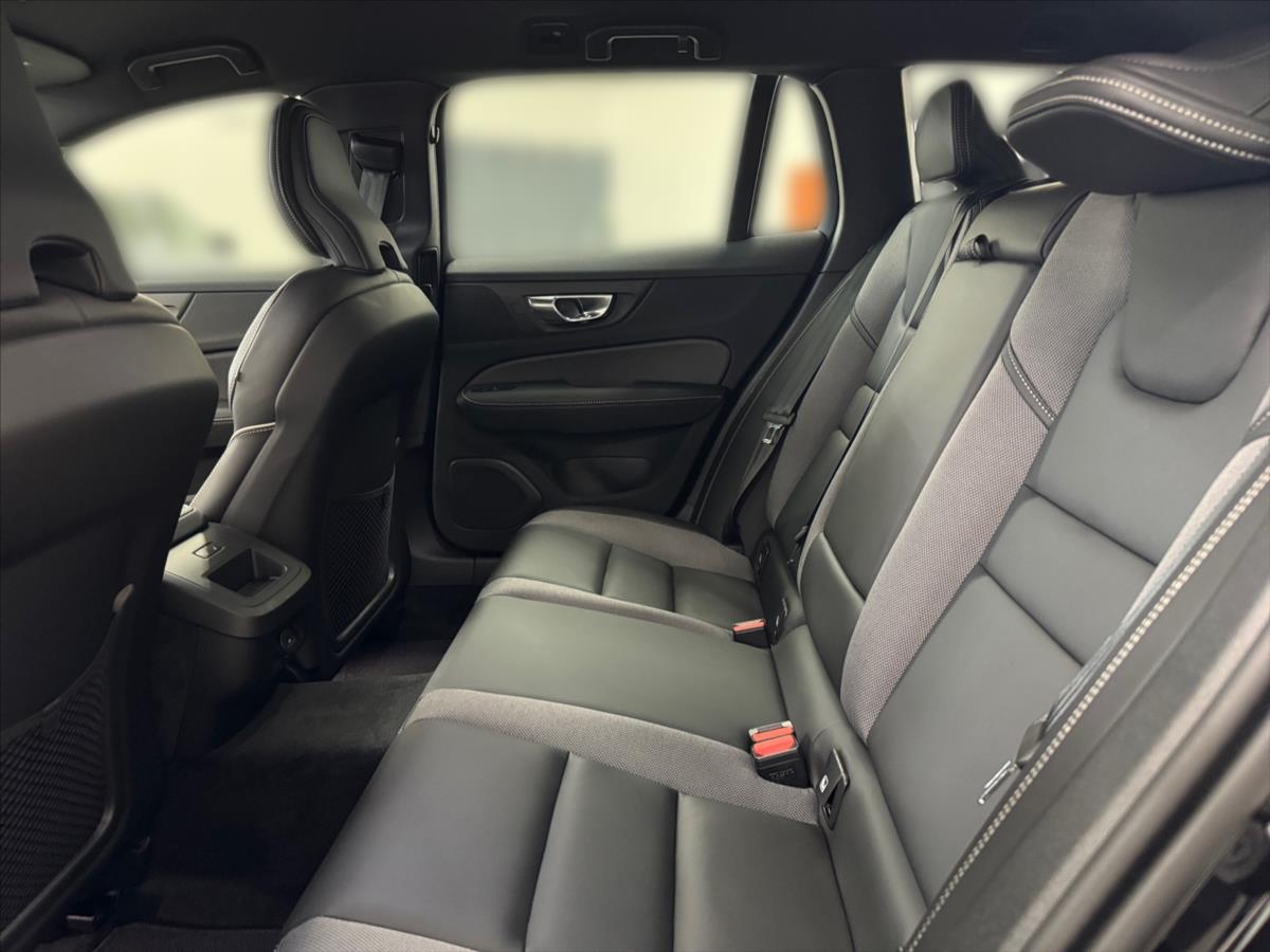 Volvo V60 2,0 B4 FWD Plus Dark 3456 Volvo V60 2,0 B4 FWD Plus Dark 3456