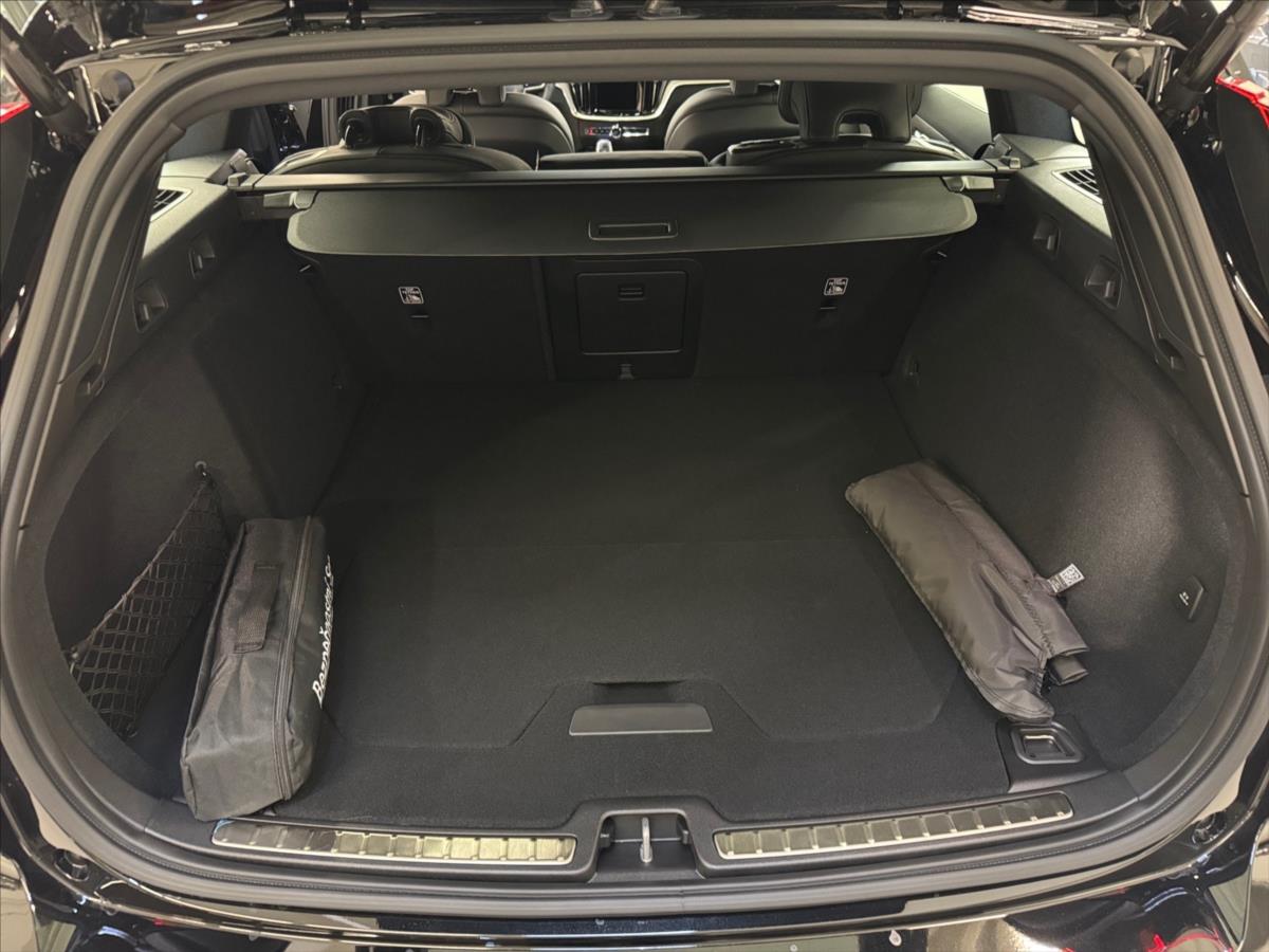 Volvo V60 2,0 B4 FWD Plus Dark 3456 Volvo V60 2,0 B4 FWD Plus Dark 3456