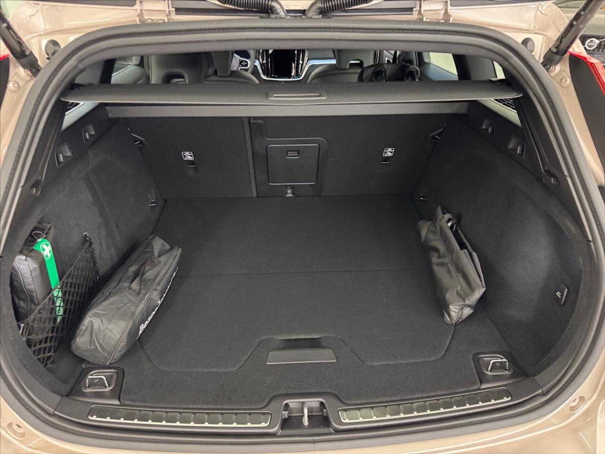 Volvo V60 2,0 B4 Plus Dark 1228 Volvo V60 2,0 B4 Plus Dark 1228