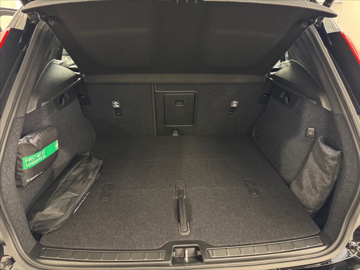 Volvo XC40 2,0 B3 FWD Plus Dark 8353 Volvo XC40 2,0 B3 FWD Plus Dark 8353