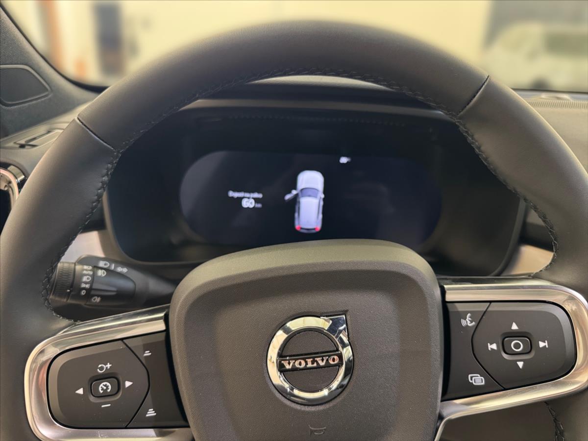 Volvo XC40 2,0 B3 FWD Plus Dark 8353 Volvo XC40 2,0 B3 FWD Plus Dark 8353