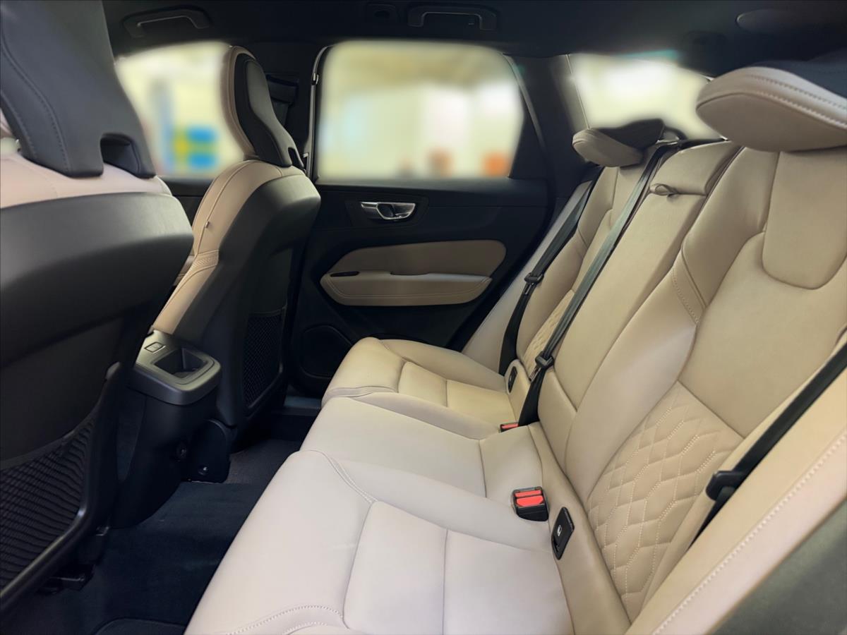 Volvo XC60 2,0 B5 AWD Plus Dark 1859 Volvo XC60 2,0 B5 AWD Plus Dark 1859